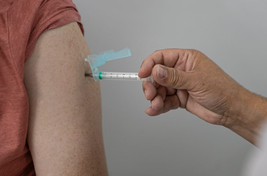  Paraná ultrapassa 3,4 milhões de vacinas contra a gripe e vê queda nas internações por SRAG