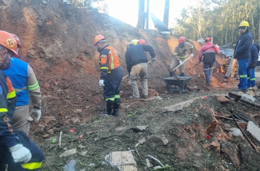  As buscas por fragmentos de vítimas da explosão na Enaex do Brasil, entram no quarto dia.