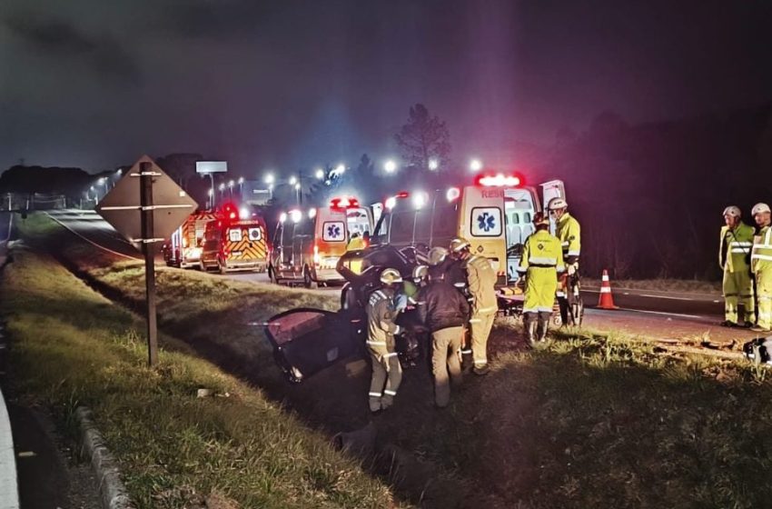  Família fica ferida após carro capotar várias vezes no Contorno Norte em Curitiba
