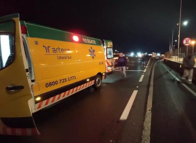  Mulher morre e homem fica ferido após atropelamento por caminhão na BR-376 em São José dos Pinhais