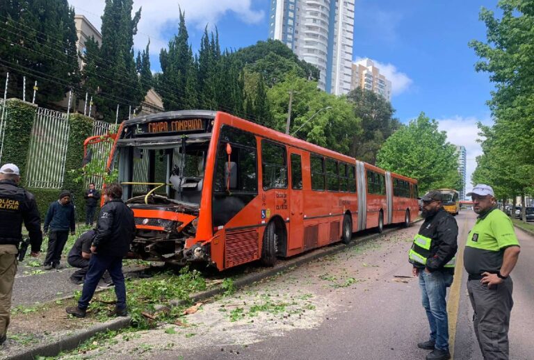  Ônibus biarticulado invade canteiro e assusta passageiros no Mossunguê, em Curitiba