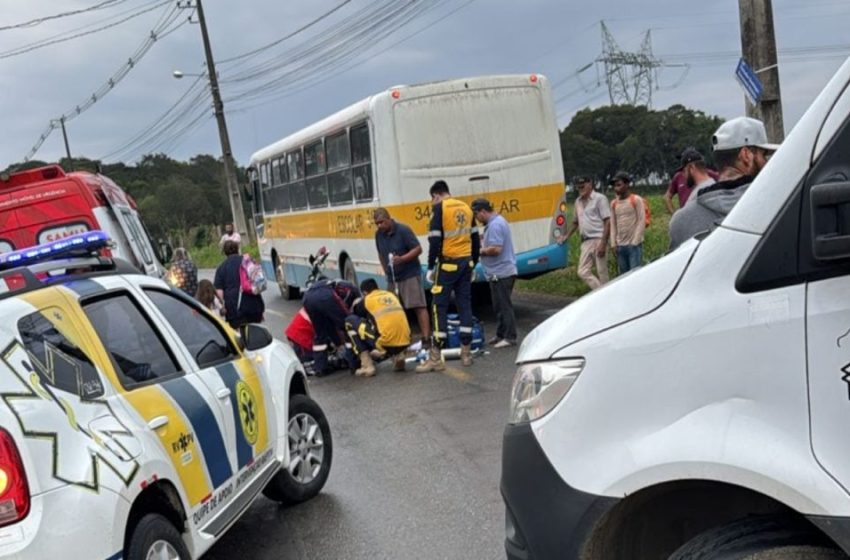  Grave acidente entre dois ônibus e motocicleta termina com uma morte em São José dos Pinhais
