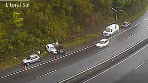  Quatro pessoas ficam feridas após atropelamento durante atendimento da PRF na BR-101, em Biguaçu