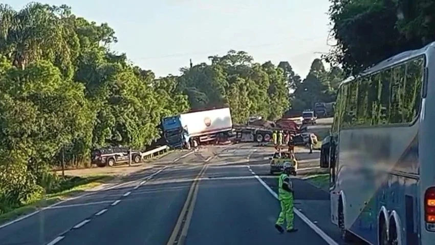  Acidente envolvendo caminhões e carros deixa três mortos na BR-476, em Contenda