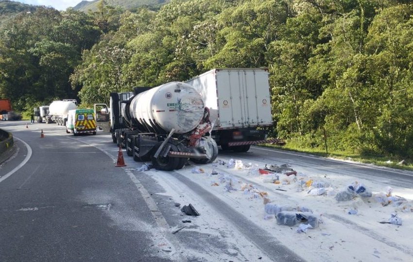  Motorista morre em grave acidente entre três caminhões na BR-376, em Guaratuba