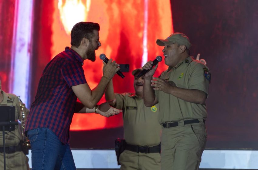  Zé Neto e Cristiano animam multidão ao cantar “Seu Polícia” com a Banda da PM no Verão Maior Paraná