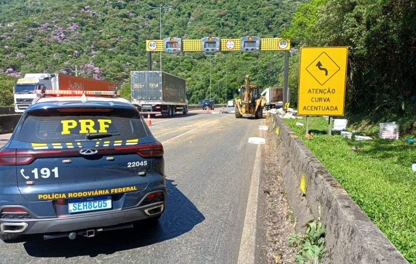  Acidente entre caminhões bloqueia BR-376 em Guaratuba e PRF registra saque de carga