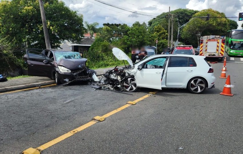  Batida frontal entre carros deixa seis feridos no Jardim Botânico; dois adolescentes estão em estado grave