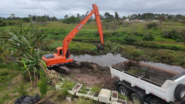  Secretaria de Obras intensifica limpeza de canais e reforça prevenção contra alagamentos em São José dos Pinhais