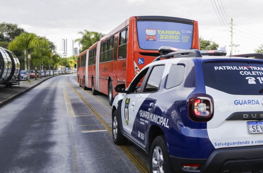  Idoso é preso por importunação sexual em ônibus de Curitiba após ser contido por passageiros