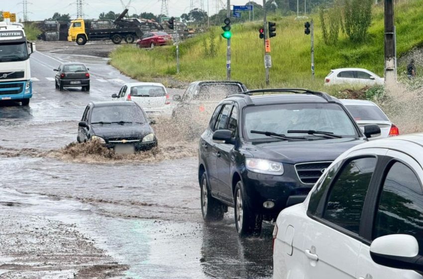  Chuva forte causa alagamentos em Curitiba e deixa trânsito complicado em vários pontos