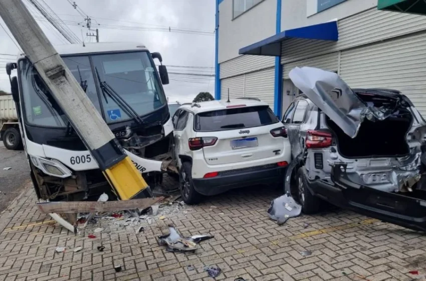  Acidente envolvendo caminhão, ônibus e três carros deixa feridos em São José dos Pinhais