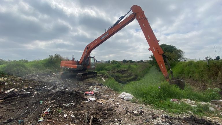  Secretaria de Obras intensifica limpeza de canais para combater enchentes no Guatupê