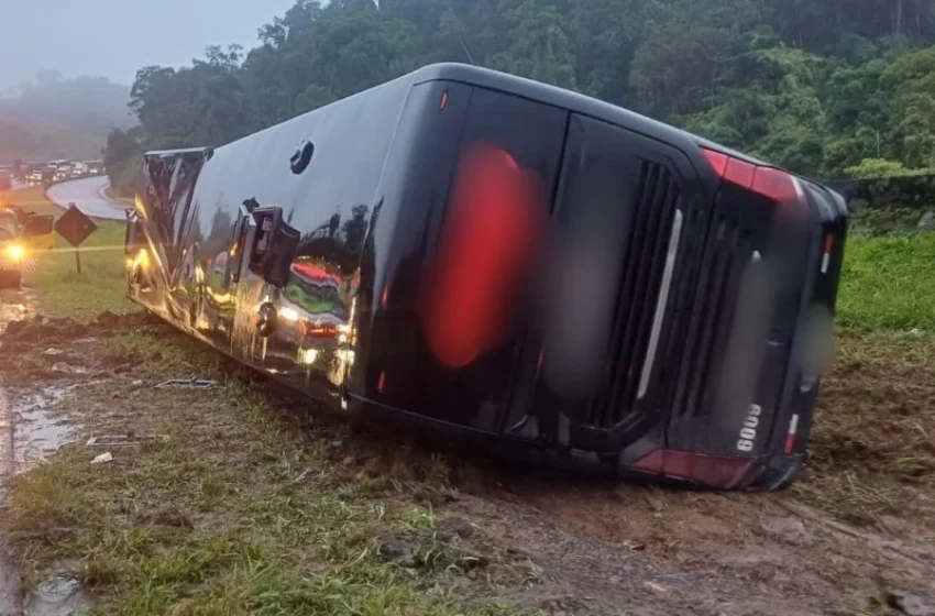  Ônibus tomba na BR-116 e deixa dois feridos em Campina Grande do Sul
