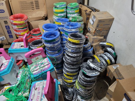  Fábrica clandestina de fios falsificados é descoberta em São José dos Pinhais