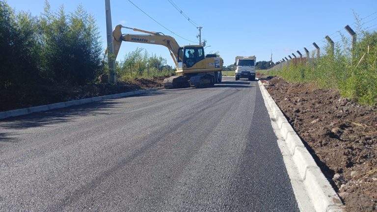  Obra de pavimentação da Rua Fiscal Machado avança com aplicação de asfalto em São José dos Pinhais