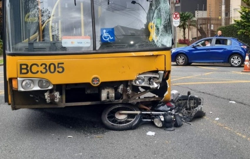  Motociclista fica gravemente ferido após colisão com ônibus no bairro Ahú, em Curitiba
