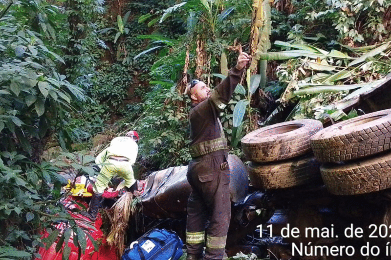  Caminhão despenca do viaduto dos Padres na Serra do Mar e mulher morre na BR-277