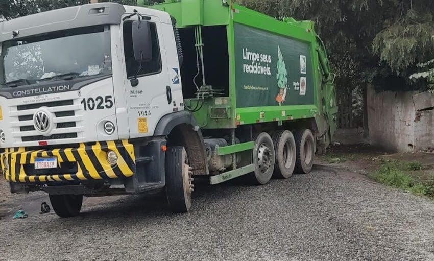  Tragédia durante o trabalho: Coletor de lixo morre após ser prensado durante manobra de caminhão no Cajuru