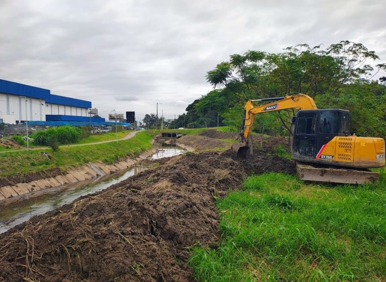  Prefeitura realiza limpeza e manutenção no canal do Rio Ressaca em São José dos Pinhais