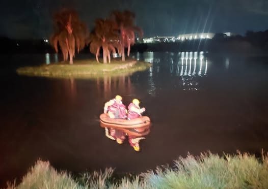  Bombeiros retomam buscas por desaparecidos após embarcação afundar em cava em São José dos Pinhais