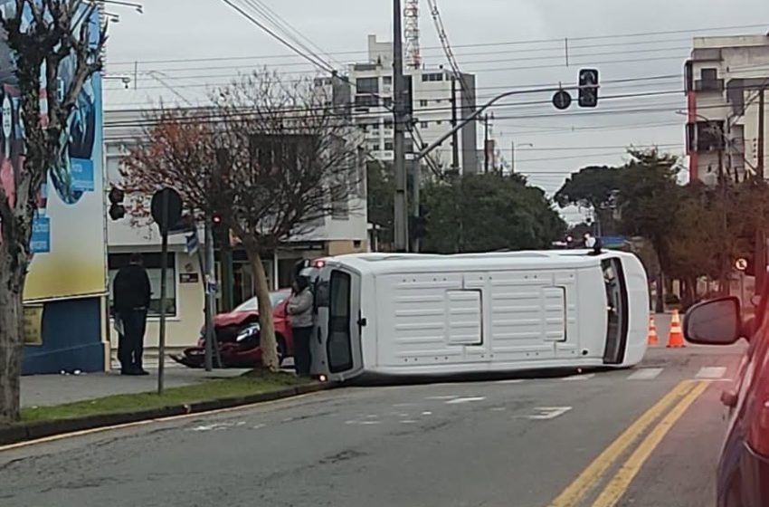  Acidente envolve carro de testes da Renault em São José dos Pinhais