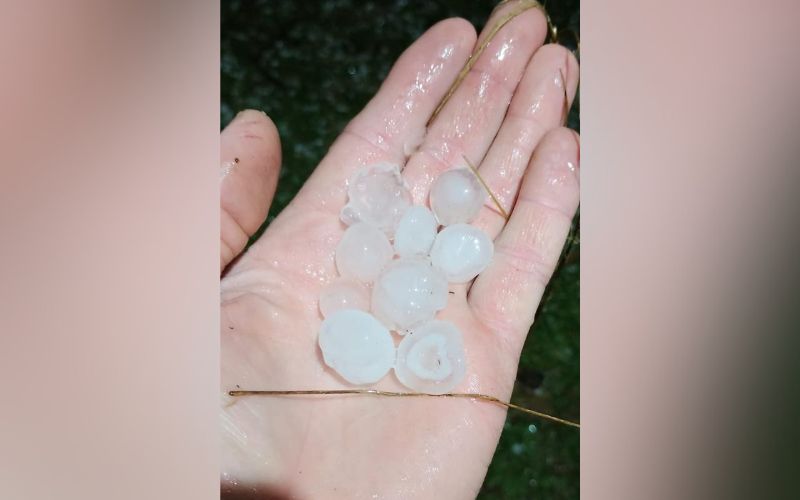 Chuva de granizo surpreende moradores da Região Metropolitana de Curitiba durante a madrugada