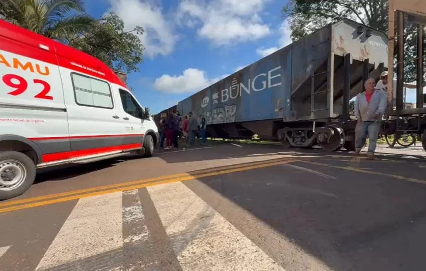 Motorista morre após caminhão ser atingido por trem em Apucarana
