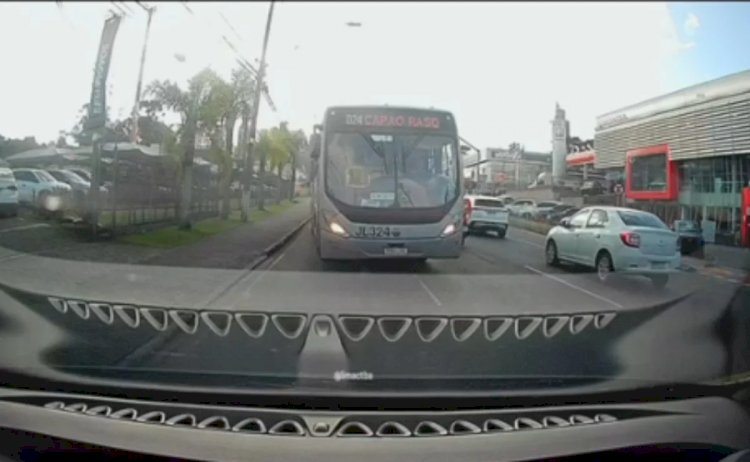  Motorista desatento erra caminho e entra na contramão em importante avenida de Curitiba