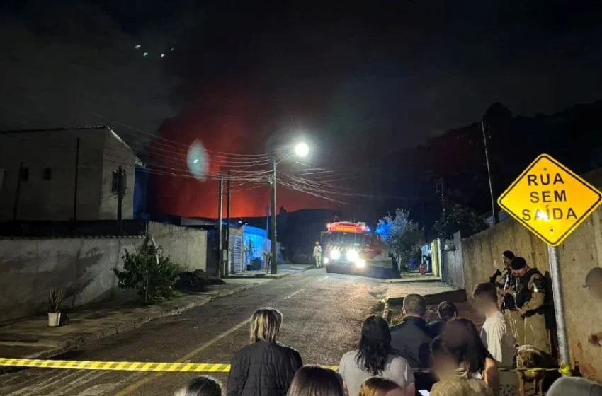  Incêndio de grandes proporções atinge empresa agrícola em São José dos Pinhais