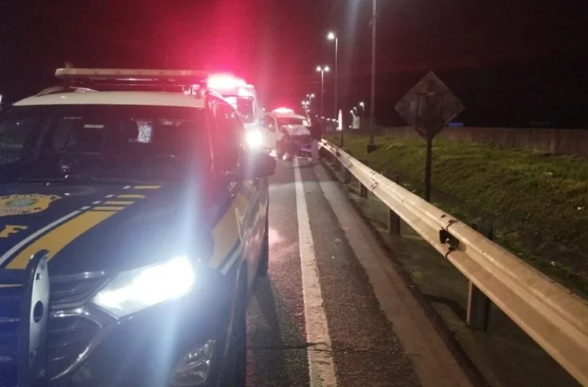  Motorista morre após carro atingir traseira de caminhão na BR-376, em Guaratuba