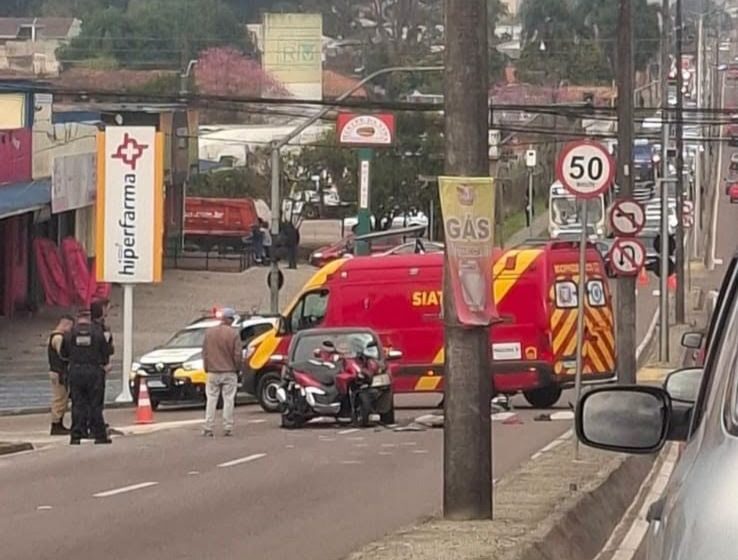  Acidente entre carro e moto deixa motociclista ferido na Avenida Rui Barbosa, em São José dos Pinhais