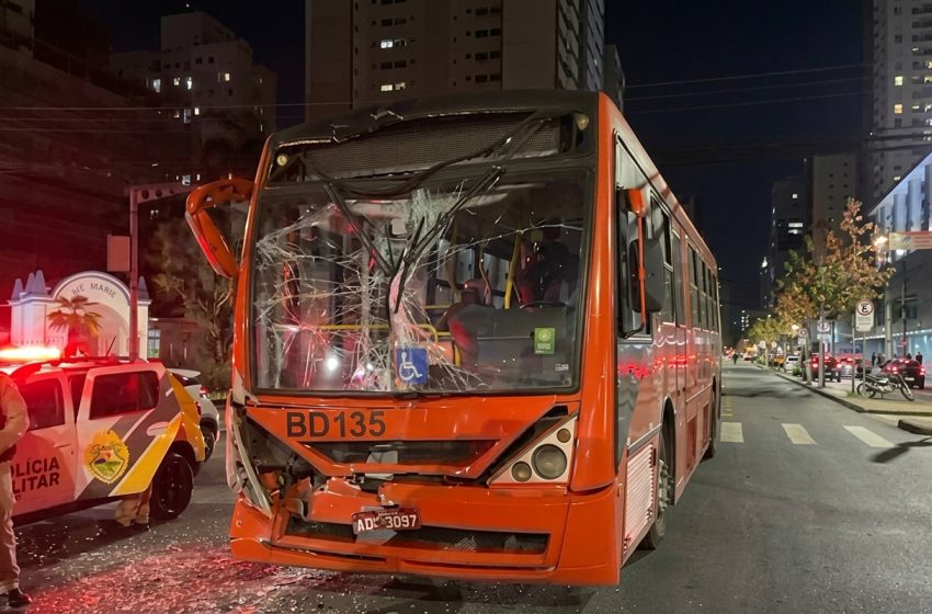 Dois biarticulados colidem e deixam feridos no Água Verde, em Curitiba