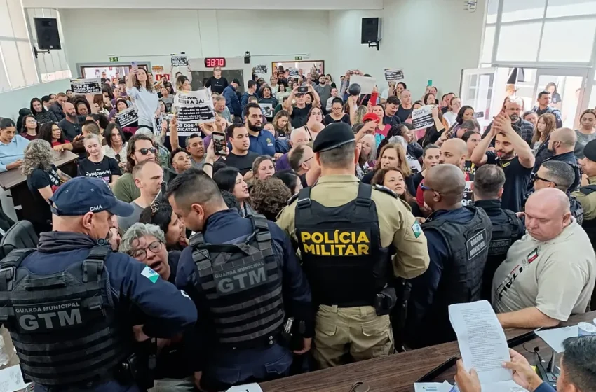  Servidores de Araucária entram em greve e protestam na Câmara contra projetos de lei