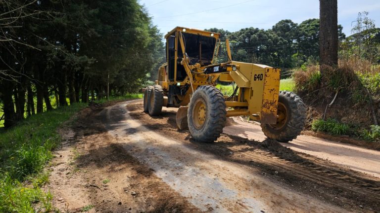  Prefeitura reforça manutenção de estradas rurais com serviços de patrolamento em São José dos Pinhais